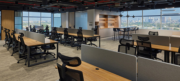 Serviced Office vs Traditional Lease copy ‣ Sentinel Dubai Sentinel’s modern serviced office in Dubai, featuring shared workspaces, ergonomic seating and panoramic city views.